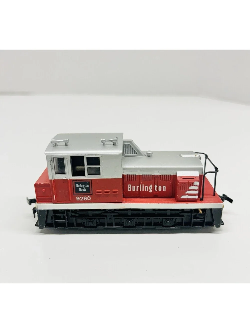 N scale Bachmann Burlington Plymouth 0-6-0 Diesel switcher w Rapido couplers